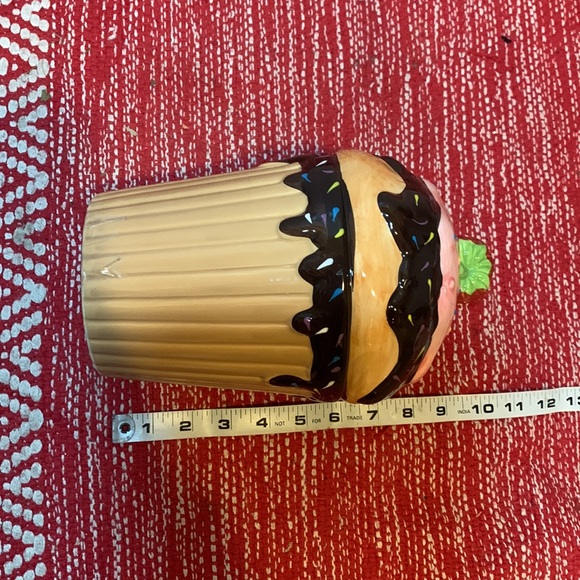 Giant ceramic cupcake piggy bank - Picture 5 of 7